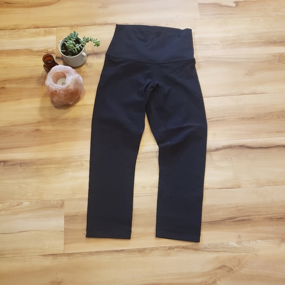 Black Lulu Crops - Picture 1 of 3